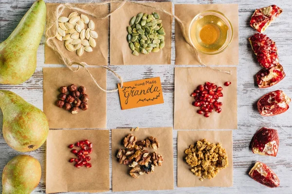 Vista dall'alto degli ingredienti di muesli e etichetta sul tavolo di legno — Foto stock