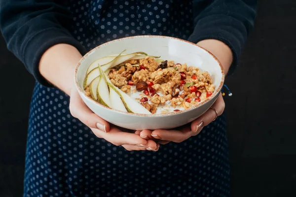Abgeschnittenes Bild einer Köchin, die Schüssel mit Müsli in der Hand hält — Stockfoto