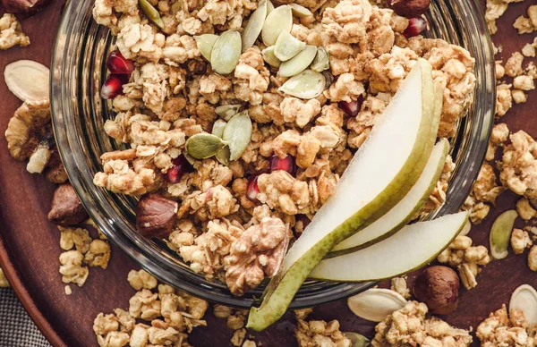 Vue de dessus du granola fait maison avec poire et graines de citrouille — Photo de stock