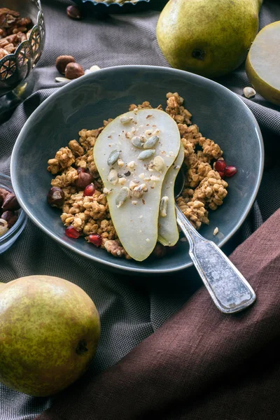 Vista aérea de granola con piezas de pera en tazón - foto de stock