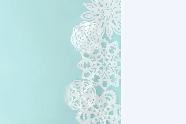 Copos de nieve navideños decorativos, aislados en azul claro con espacio para copiar - foto de stock