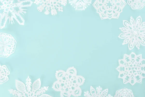 Cadre de Noël avec flocons de neige décoratifs, isolé sur bleu clair — Photo de stock