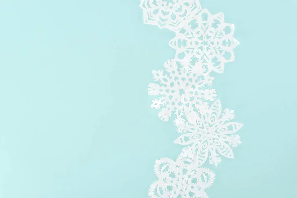Copos de nieve navideños decorativos, aislados en azul claro con espacio para copiar - foto de stock