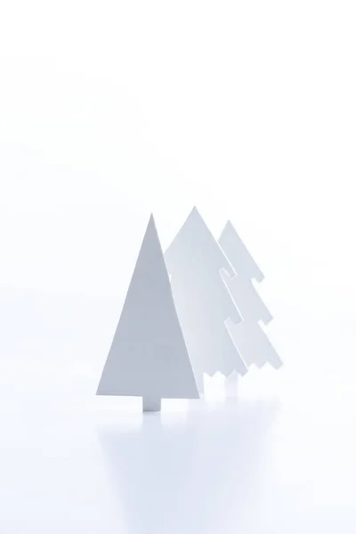 Рождественские елки из белой бумаги, изолированные на белом — стоковое фото