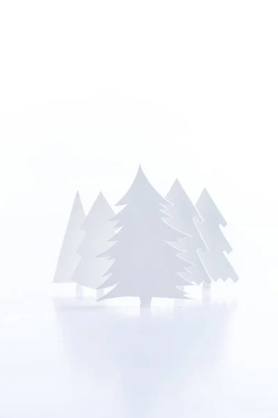 Рождественские елки из белой бумаги, изолированные на белом — стоковое фото
