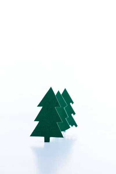 Árboles de navidad de papel verde, aislados en blanco - foto de stock