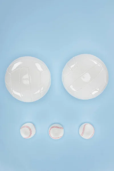 Bolas para béisbol y voleibol aisladas en azul - foto de stock