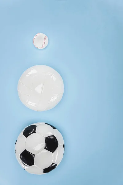 Мячи для бейсбола, футбола и волейбола изолированы на синий — стоковое фото