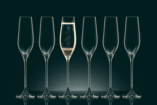 Cinco vasos vacíos y una copa con champán sobre negro - foto de stock