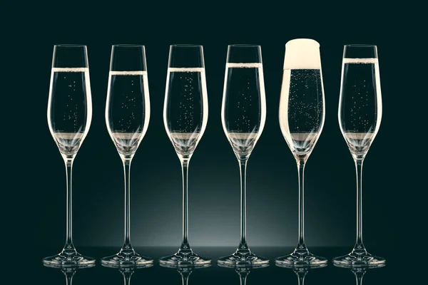 Шість прозорих окулярів з шампанським на чорному — Stock Photo