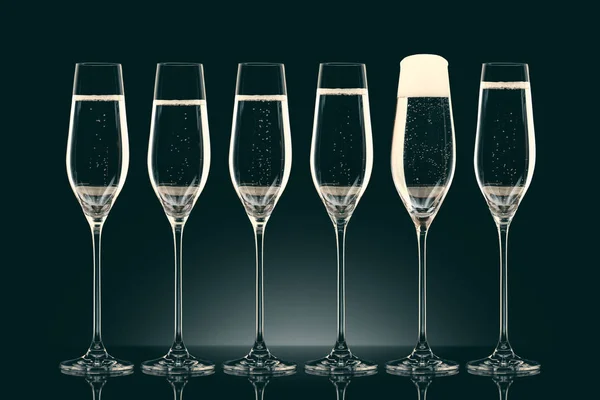 Sei bicchieri trasparenti con champagne su nero — Foto stock