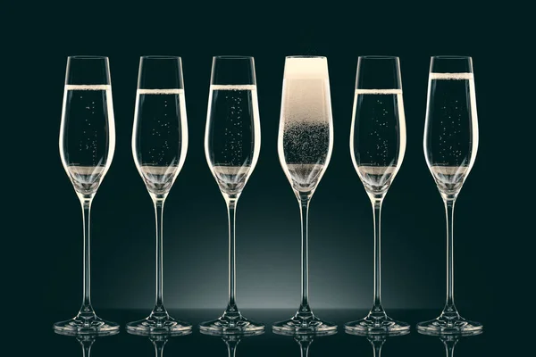 Шесть прозрачных бокалов с шампанским на черном — стоковое фото