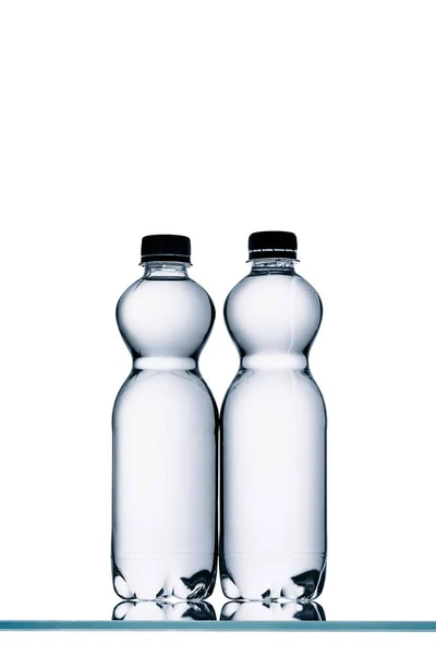 Botellas de plástico de agua aisladas en blanco - foto de stock