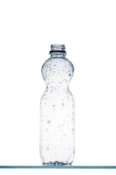 Botella de agua plástica húmeda vacía aislada en blanco - foto de stock