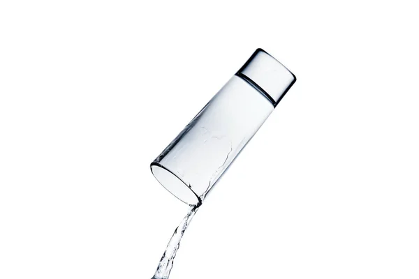 Derramamento de água de vidro isolado em branco — Fotografia de Stock