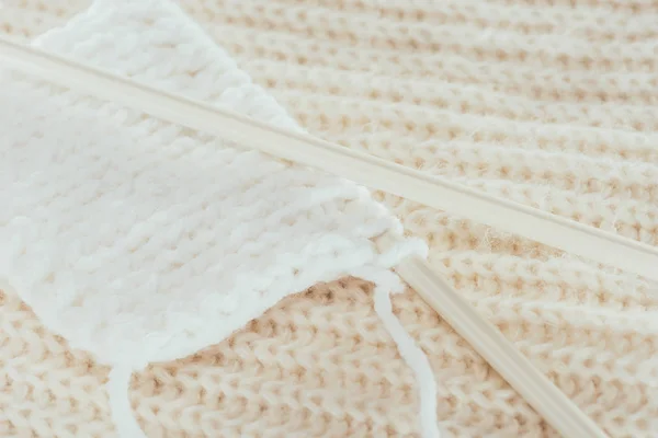 Close up of knitting needles with white woolen yarn — Stock Photo