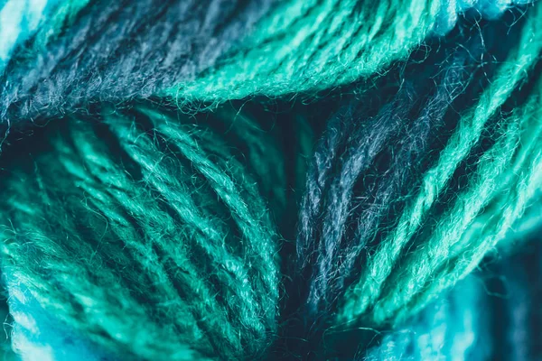 Nahaufnahme blauer und grüner Strickgarnknäuel — Stockfoto