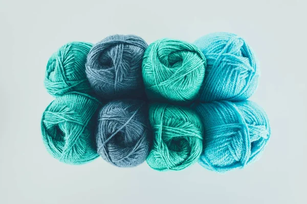 Vue de dessus des boules de tricot bleu et vert, isolées sur blanc — Photo de stock