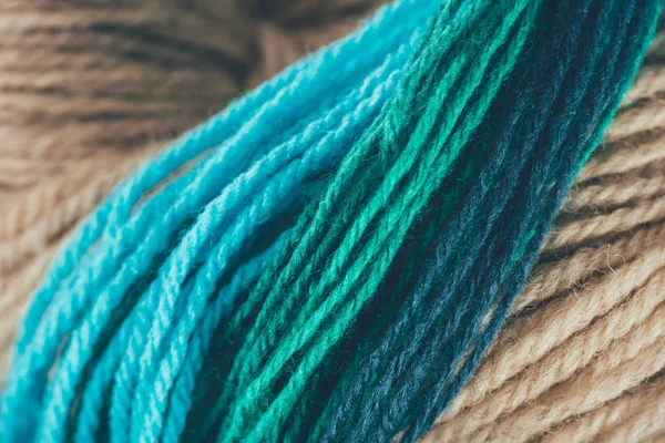 Vista de perto de fios de tricô azul, bege e verde — Fotografia de Stock