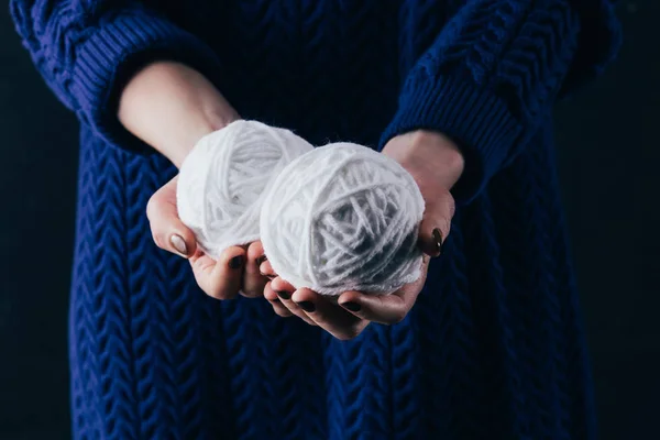 Cropped view of woman holding white wool balls — Stock Photo