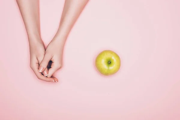 Schnappschuss einer Frau mit grünem Apfel isoliert auf rosa — Stockfoto