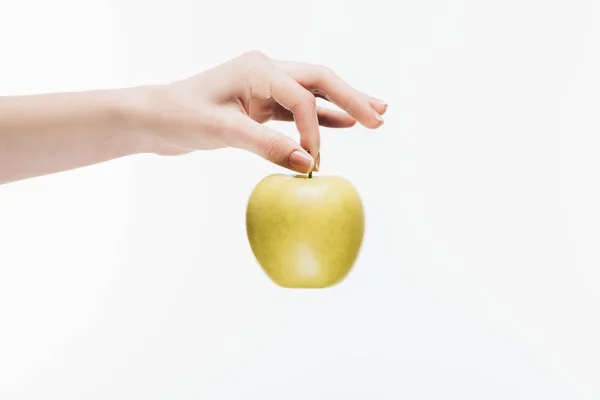 Tiro recortado de la mujer sosteniendo manzana verde aislado en blanco - foto de stock