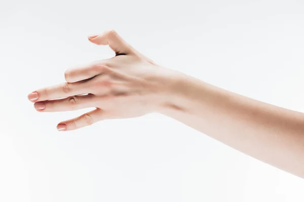 Обрезанный снимок женщины, делающей собачий жест с рукой, изолированной на белом — стоковое фото