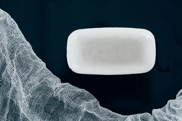 Vue du dessus de savon blanc et gaze sur table noire — Photo de stock