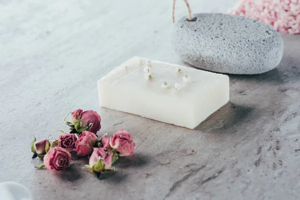 Tratamento de spa, rosas secas, sabão natural e pedra-pomes na superfície de mármore — Fotografia de Stock