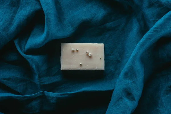 Vue du dessus du savon naturel fait maison sur lin bleu foncé — Photo de stock