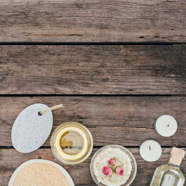 Vue de dessus de l'huile, du sel, de la pierre ponce et du traitement spa sur table en bois — Photo de stock
