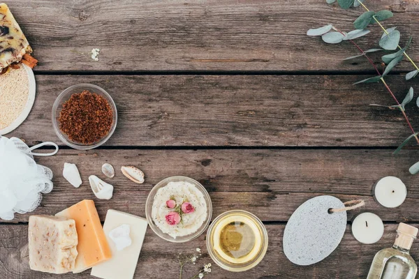 Vista superior de sabão natural, tratamento de spa e esfoliação de sal na mesa de madeira — Fotografia de Stock