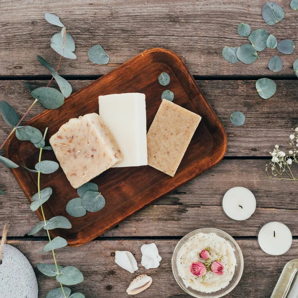 Blick von oben auf hausgemachte Naturseife, Eukalyptus und Wellness-Behandlung auf Holzbrett — Stockfoto