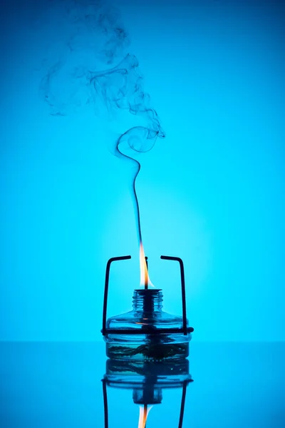 Chauffage chimique avec feu et fumée sur bleu — Photo de stock