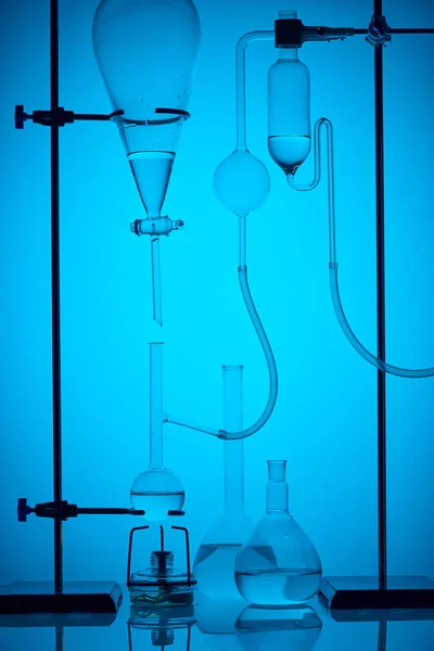 Análisis científico en laboratorio moderno sobre azul - foto de stock