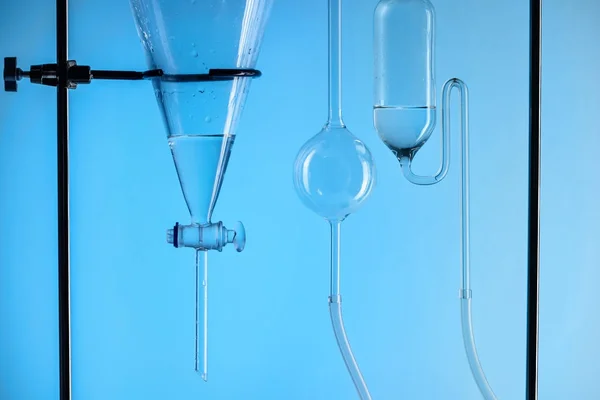 Ensayo químico con sustancia en laboratorio aislada en azul - foto de stock