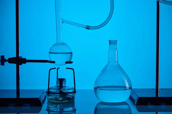 Ensaio químico com substância em laboratório sobre azul — Fotografia de Stock