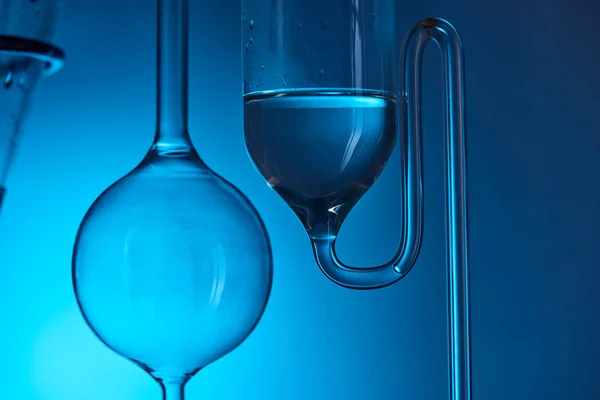 Análise química em laboratório isolado em azul — Fotografia de Stock