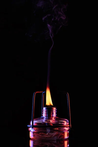 Humo del fuego en el laboratorio químico sobre negro - foto de stock