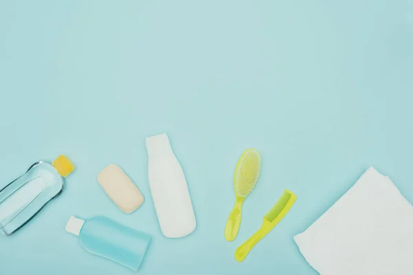 Vue de dessus des accessoires de salle de bain dispersés isolés sur bleu — Photo de stock