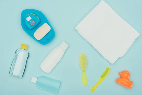 Vista dall'alto di giocattoli per bambini e accessori da bagno sparsi isolati sul blu — Foto stock