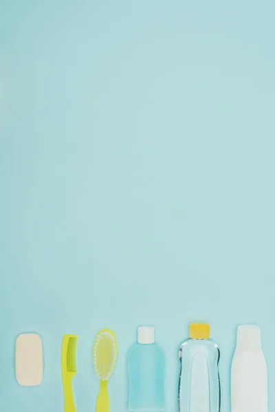 Ansicht von oben Reihe von Bad-Accessoires isoliert auf blau — Stockfoto