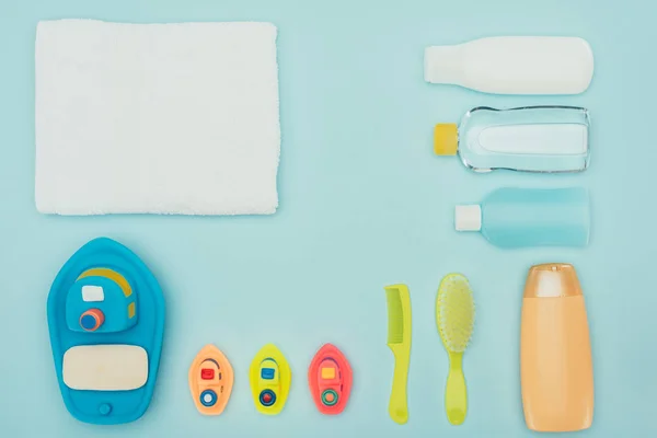Вид зверху на дитячі іграшки та аксесуари для ванної ізольовані на синьому — стокове фото