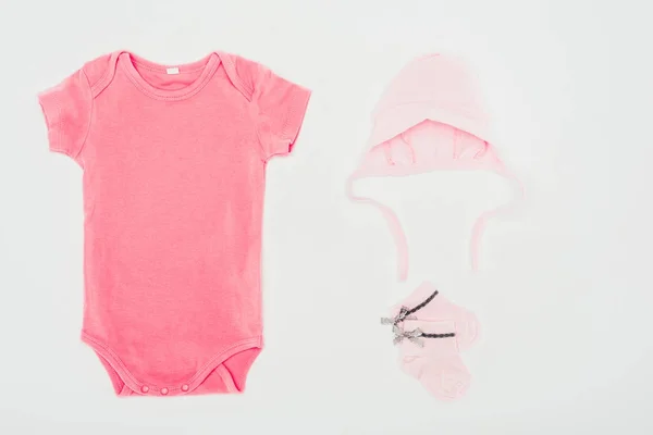 Вид зверху на дитячий рожевий одяг ізольований на білому — стокове фото