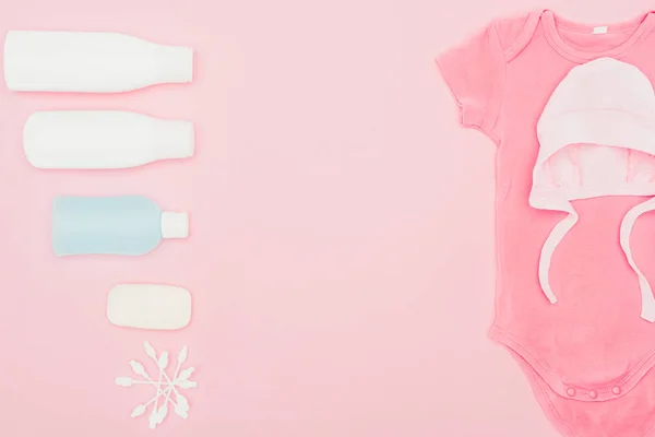 Vista superior de ropa de bebé y accesorios de baño aislados en rosa - foto de stock