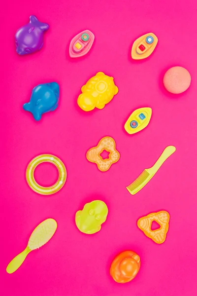 Coleção de brinquedos de bebê e acessórios isolados em rosa — Fotografia de Stock