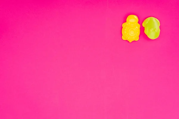 Vista superior de juguetes de bebé aislados en rosa - foto de stock
