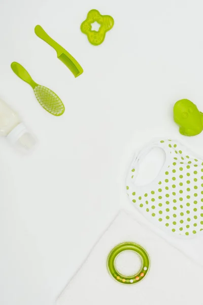 Blick von oben auf Baby-Lätzchen und Accessoires mit Milch isoliert auf weiß — Stockfoto