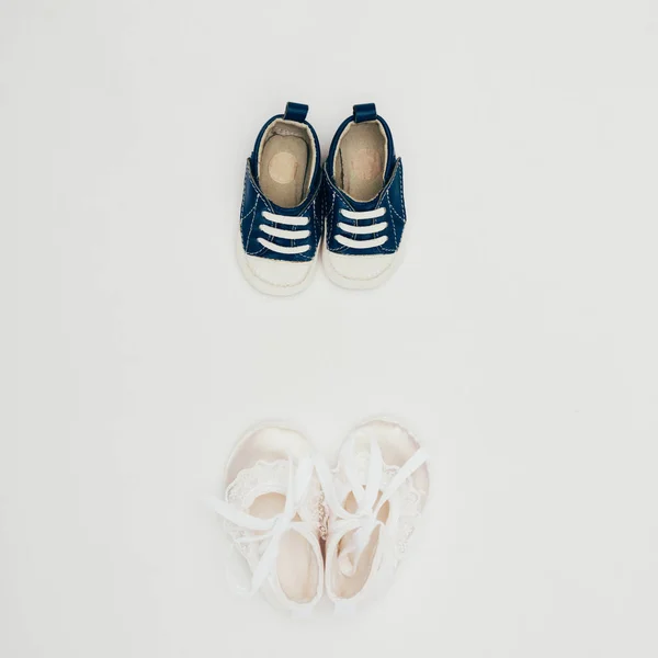 Vista superior de dos pares de zapatos de bebé aislados en blanco - foto de stock