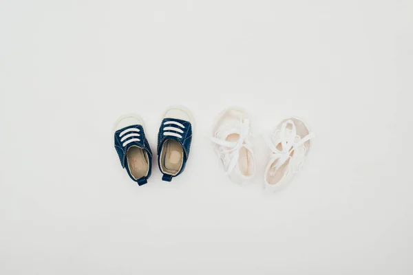 Vista superior de dois pares de sapatos de bebê isolados em branco — Fotografia de Stock